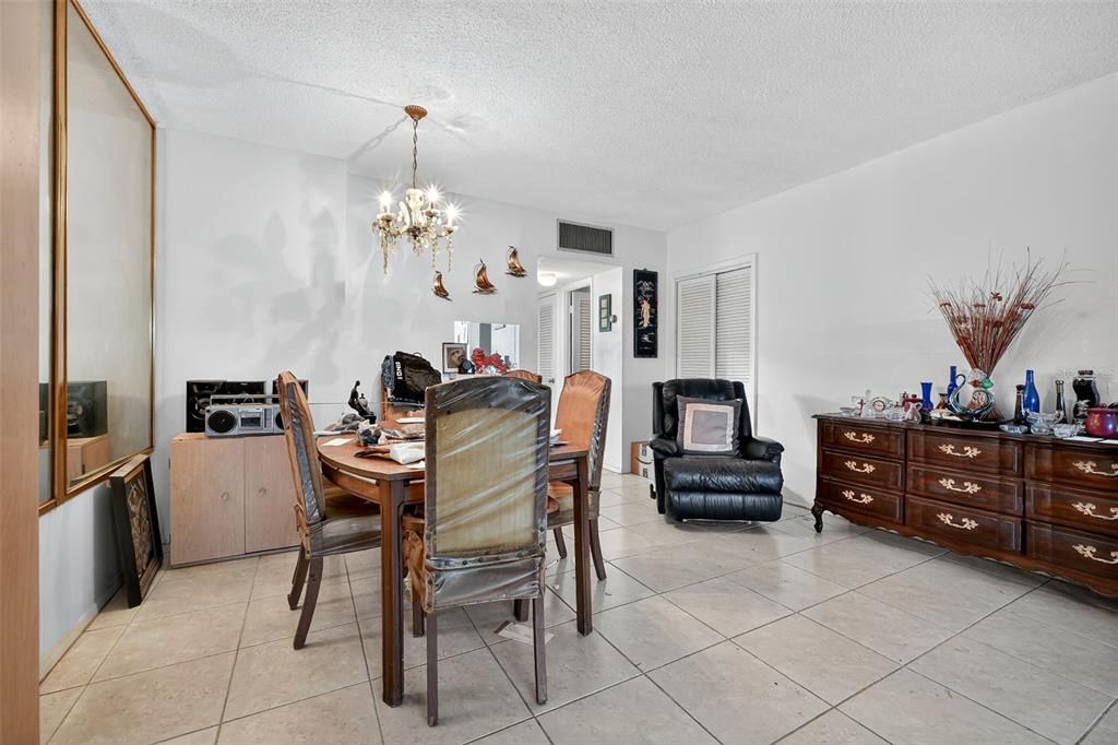 待售: $95,000 (0 贝兹, 1 浴室, 626 平方英尺)