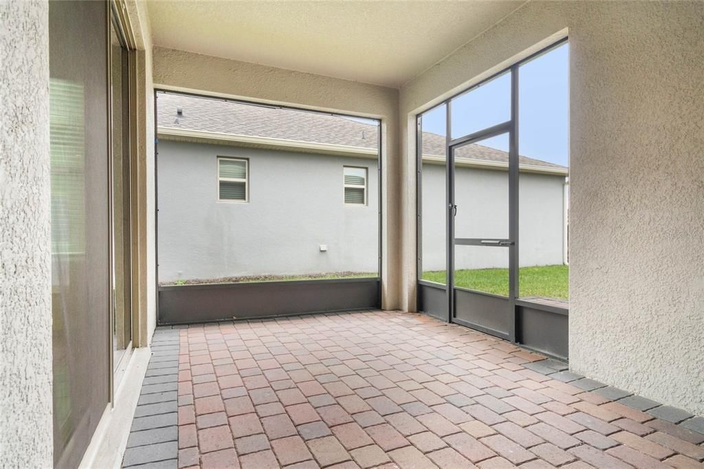 Под контрактом: $590,000 (4 спален, 3 ванн, 2500 Квадратных фут)