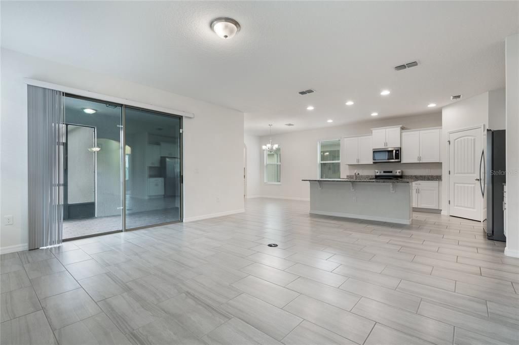 Под контрактом: $590,000 (4 спален, 3 ванн, 2500 Квадратных фут)