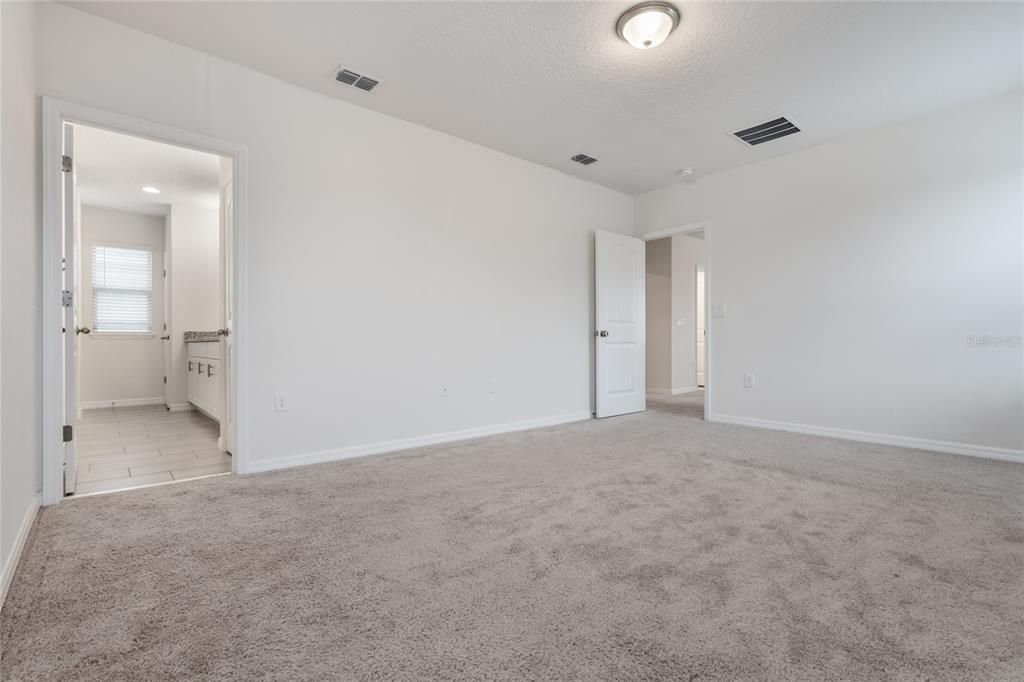 Под контрактом: $590,000 (4 спален, 3 ванн, 2500 Квадратных фут)