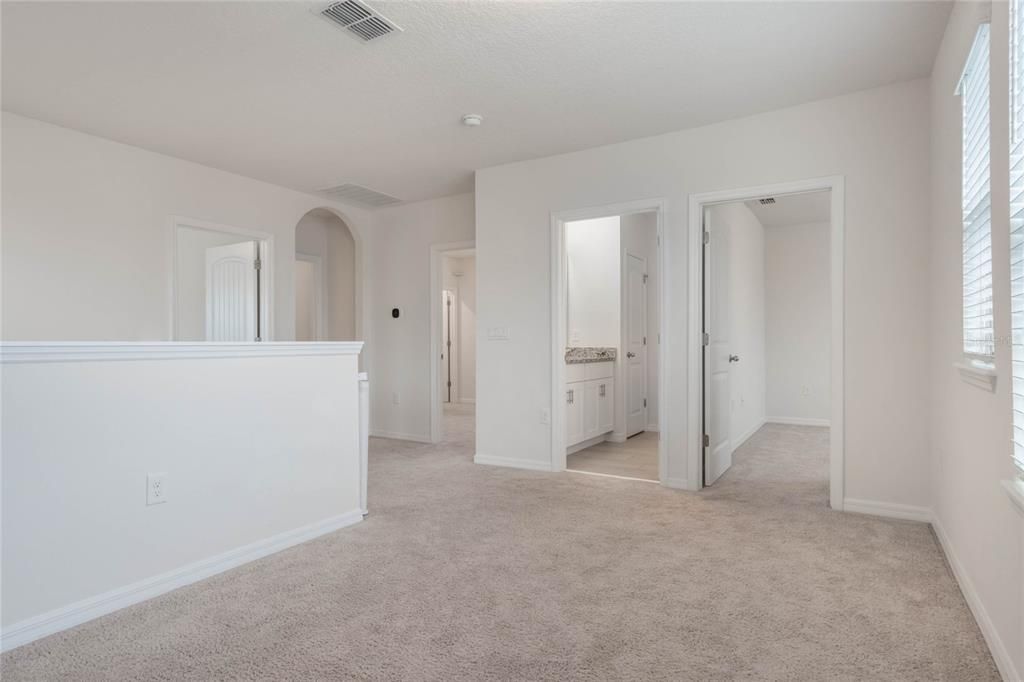 Под контрактом: $590,000 (4 спален, 3 ванн, 2500 Квадратных фут)