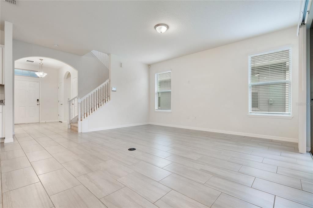 Под контрактом: $590,000 (4 спален, 3 ванн, 2500 Квадратных фут)