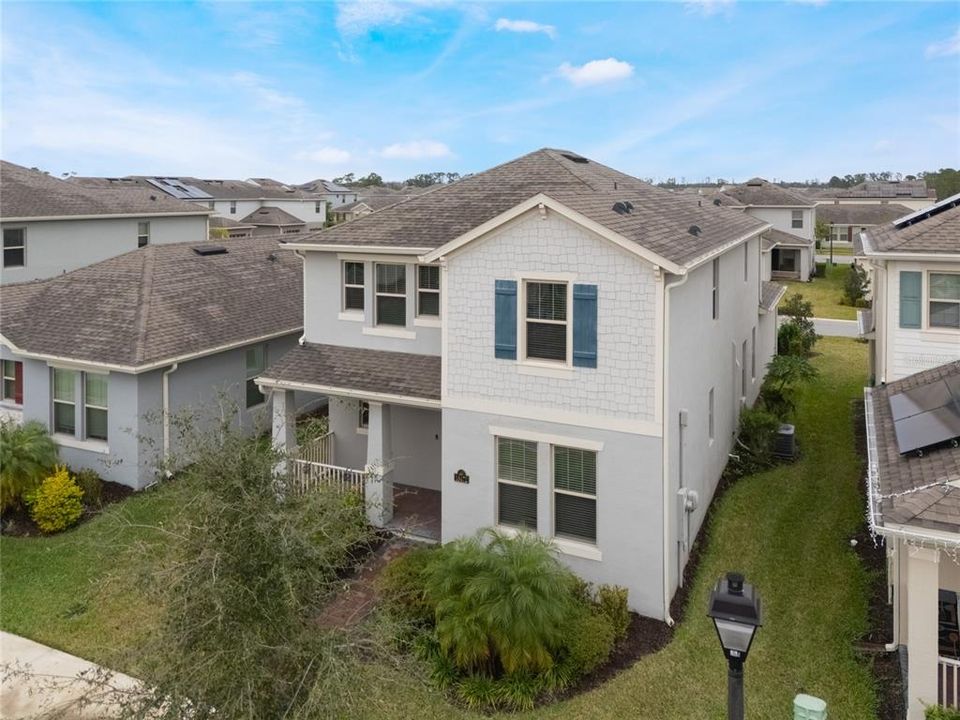 Под контрактом: $590,000 (4 спален, 3 ванн, 2500 Квадратных фут)