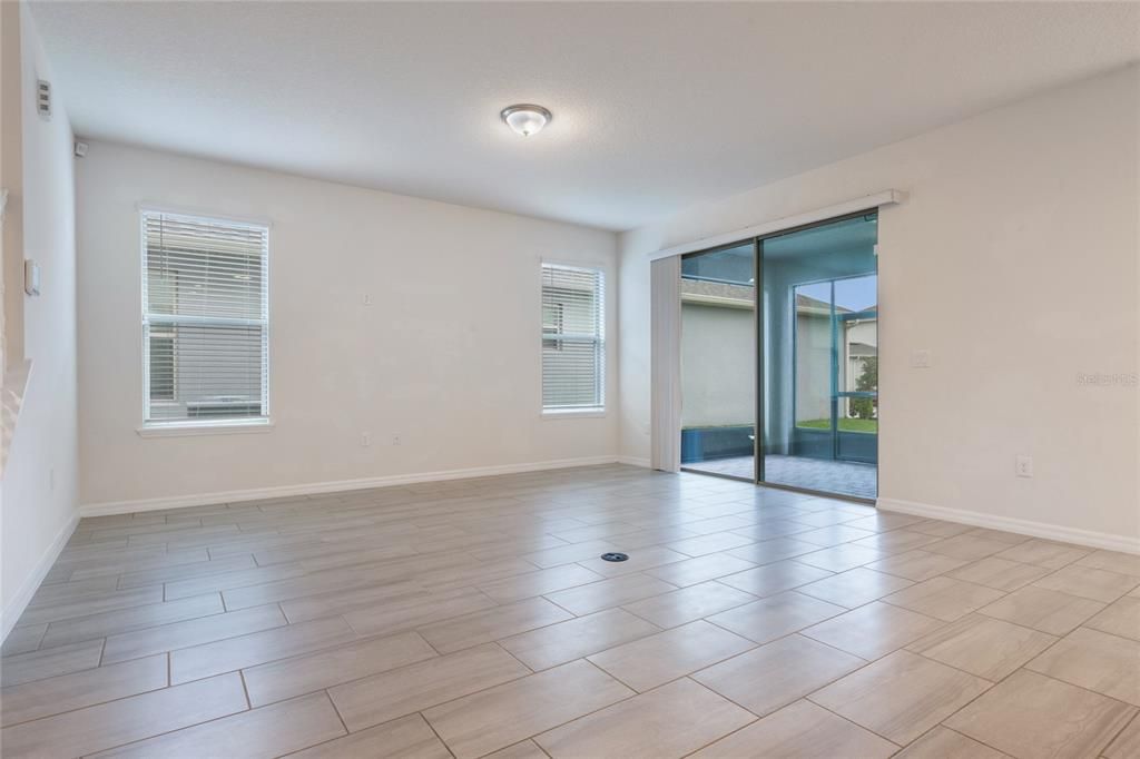 Под контрактом: $590,000 (4 спален, 3 ванн, 2500 Квадратных фут)