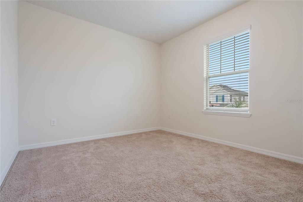 Под контрактом: $590,000 (4 спален, 3 ванн, 2500 Квадратных фут)