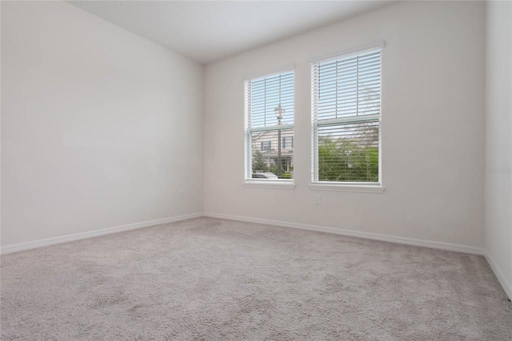 Под контрактом: $590,000 (4 спален, 3 ванн, 2500 Квадратных фут)