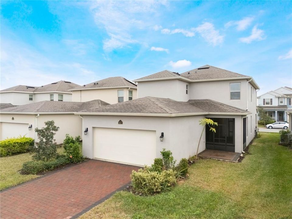 Под контрактом: $590,000 (4 спален, 3 ванн, 2500 Квадратных фут)