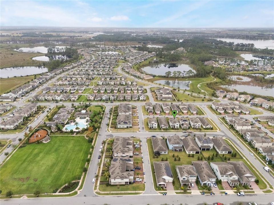 Под контрактом: $590,000 (4 спален, 3 ванн, 2500 Квадратных фут)