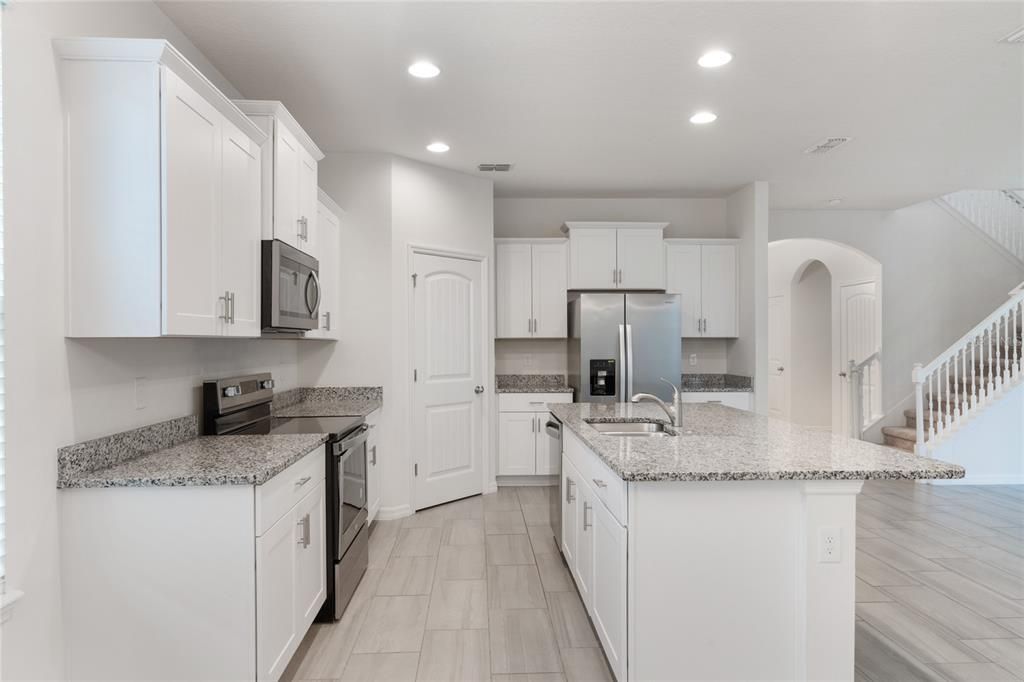 Под контрактом: $590,000 (4 спален, 3 ванн, 2500 Квадратных фут)