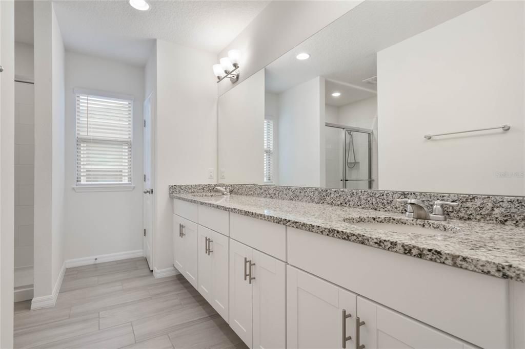 Под контрактом: $590,000 (4 спален, 3 ванн, 2500 Квадратных фут)