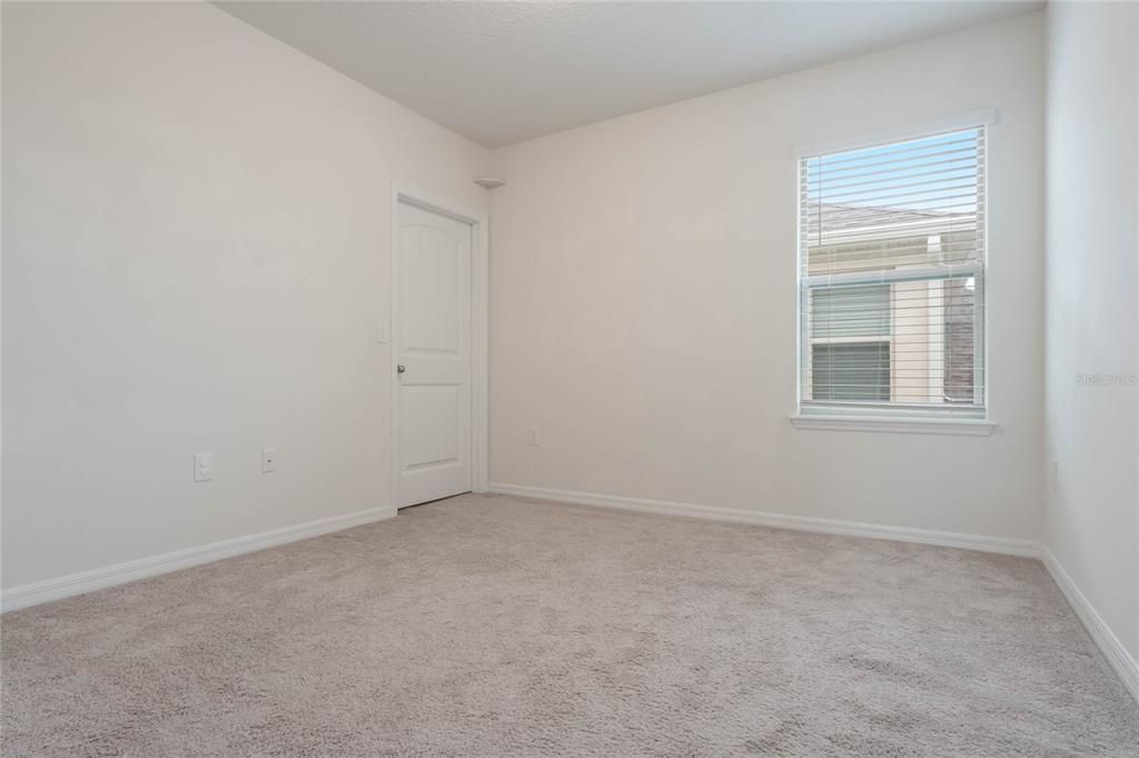 Под контрактом: $590,000 (4 спален, 3 ванн, 2500 Квадратных фут)