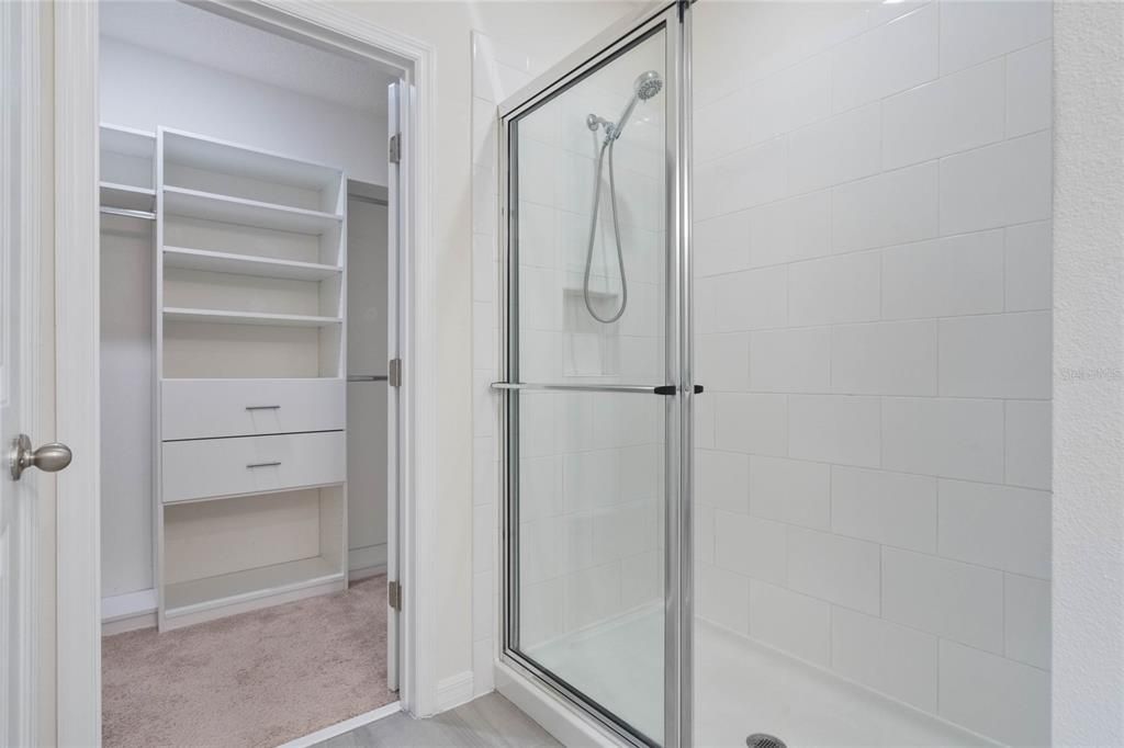 Под контрактом: $590,000 (4 спален, 3 ванн, 2500 Квадратных фут)