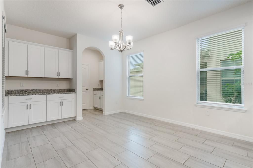 Под контрактом: $590,000 (4 спален, 3 ванн, 2500 Квадратных фут)