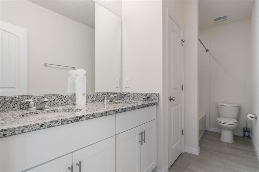 Под контрактом: $590,000 (4 спален, 3 ванн, 2500 Квадратных фут)