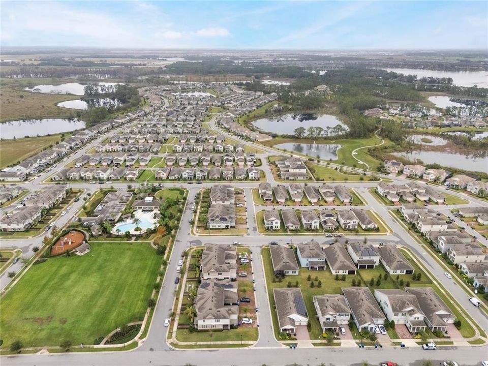 Под контрактом: $590,000 (4 спален, 3 ванн, 2500 Квадратных фут)