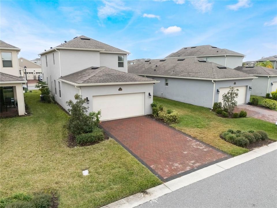 Под контрактом: $590,000 (4 спален, 3 ванн, 2500 Квадратных фут)