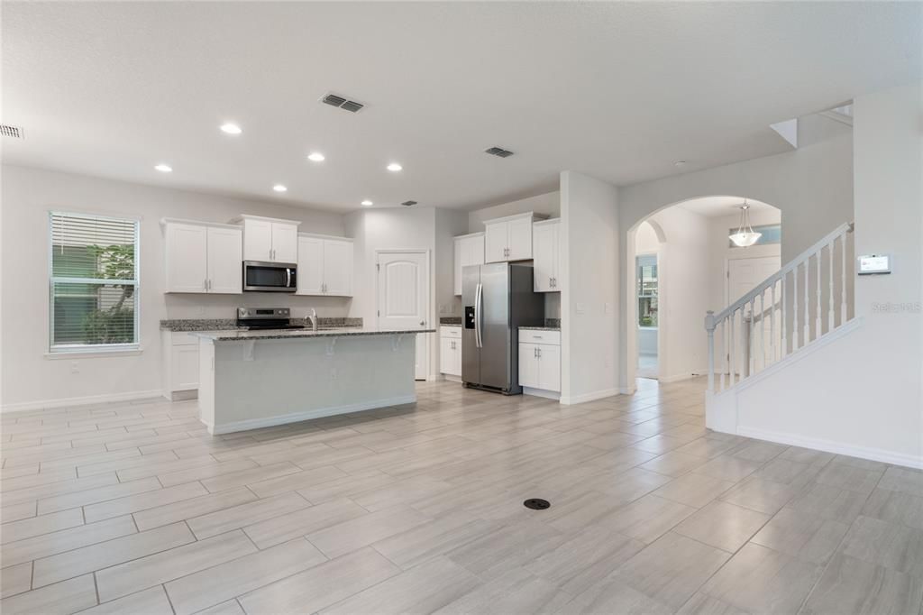 Под контрактом: $590,000 (4 спален, 3 ванн, 2500 Квадратных фут)