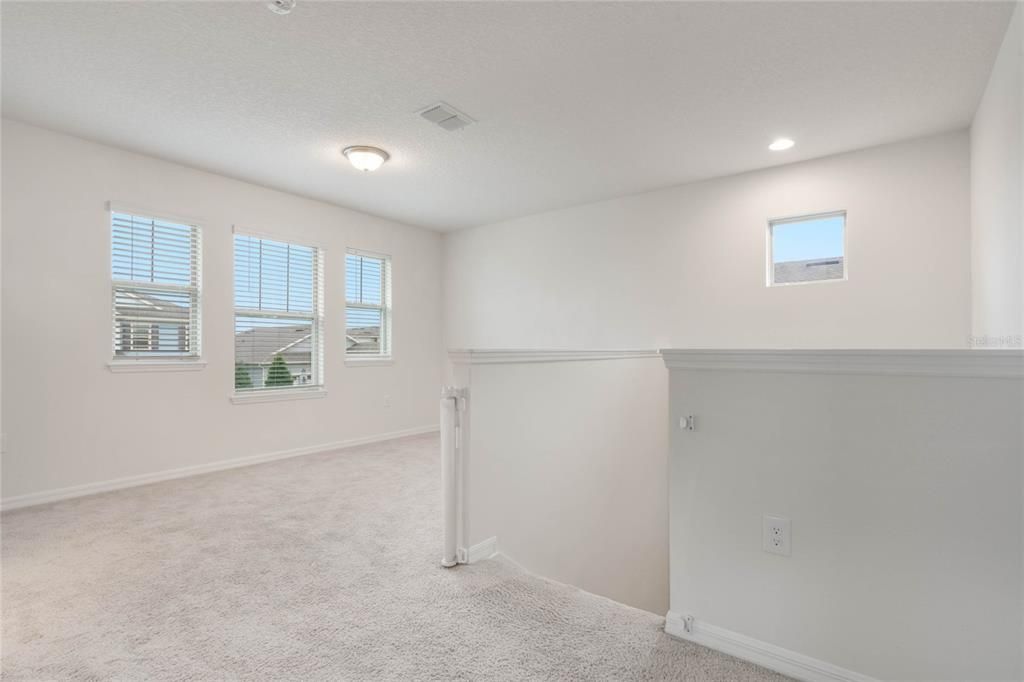 Под контрактом: $590,000 (4 спален, 3 ванн, 2500 Квадратных фут)