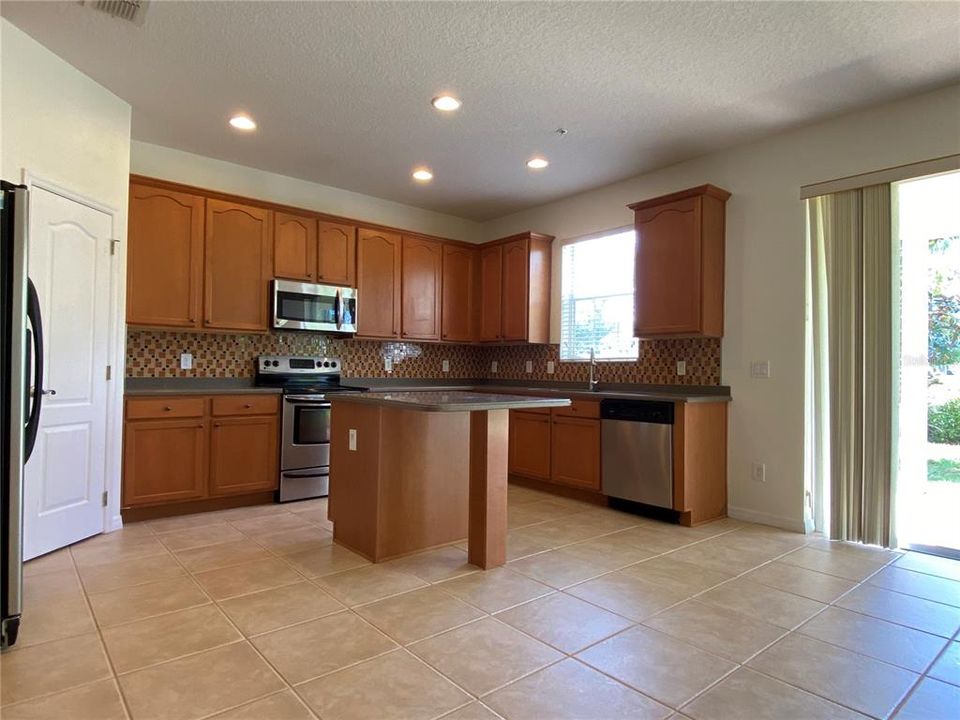For Rent: $2,699 (3 beds, 2 baths, 2572 Square Feet)