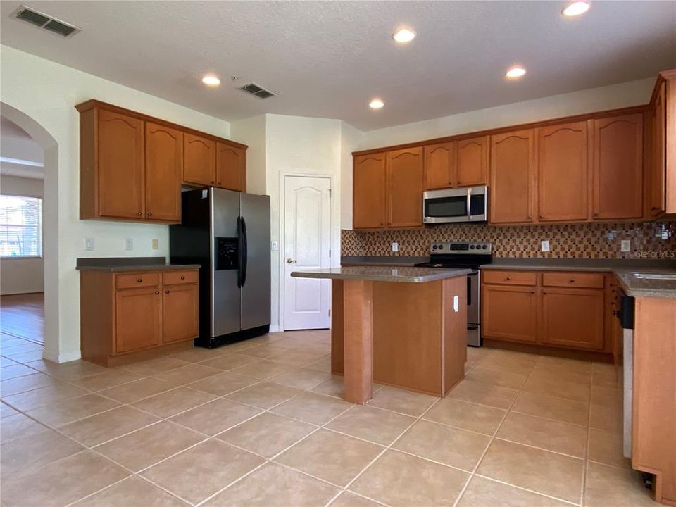 For Rent: $2,699 (3 beds, 2 baths, 2572 Square Feet)