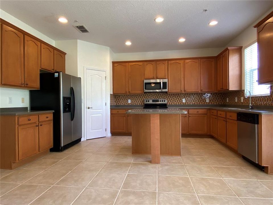 For Rent: $2,699 (3 beds, 2 baths, 2572 Square Feet)