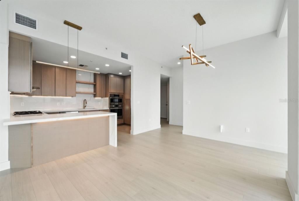 出租: $7,495 (3 贝兹, 3 浴室, 2158 平方英尺)