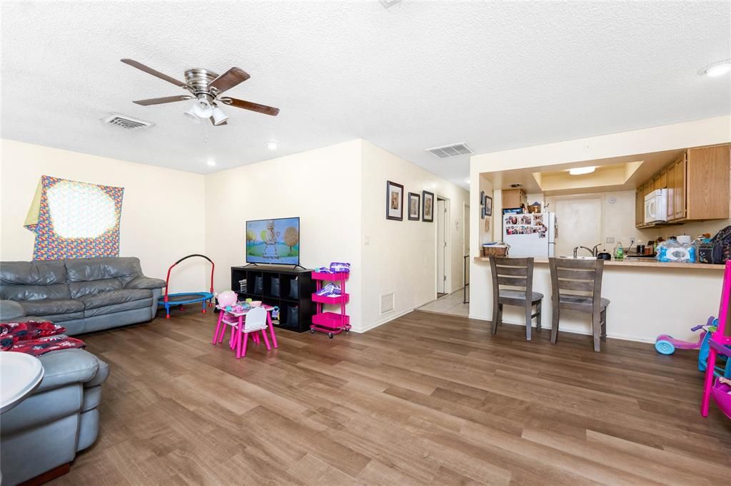 待售: $399,000 (4 贝兹, 0 浴室, 1988 平方英尺)