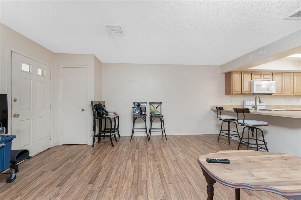 待售: $399,000 (4 贝兹, 0 浴室, 1988 平方英尺)