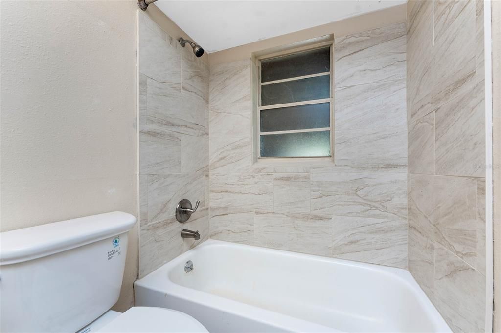 待售: $399,000 (4 贝兹, 0 浴室, 1988 平方英尺)