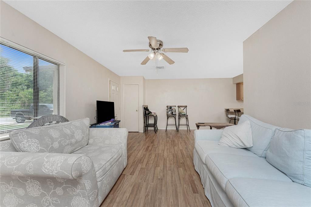 待售: $399,000 (4 贝兹, 0 浴室, 1988 平方英尺)