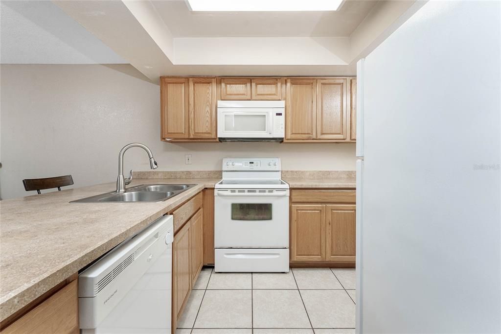 待售: $399,000 (4 贝兹, 0 浴室, 1988 平方英尺)