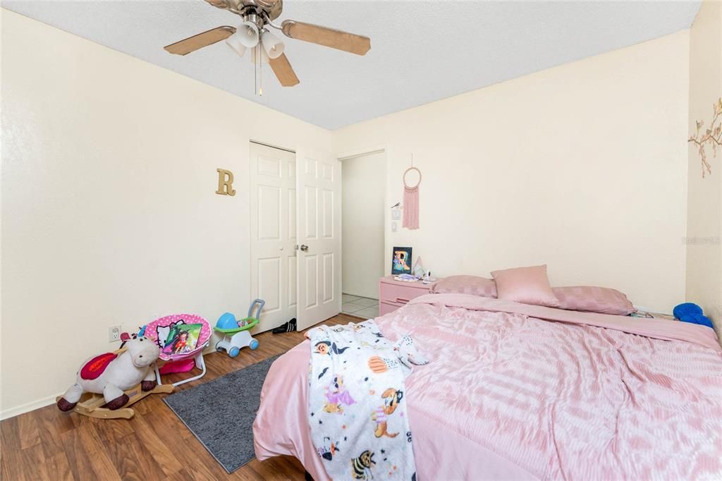 待售: $399,000 (4 贝兹, 0 浴室, 1988 平方英尺)