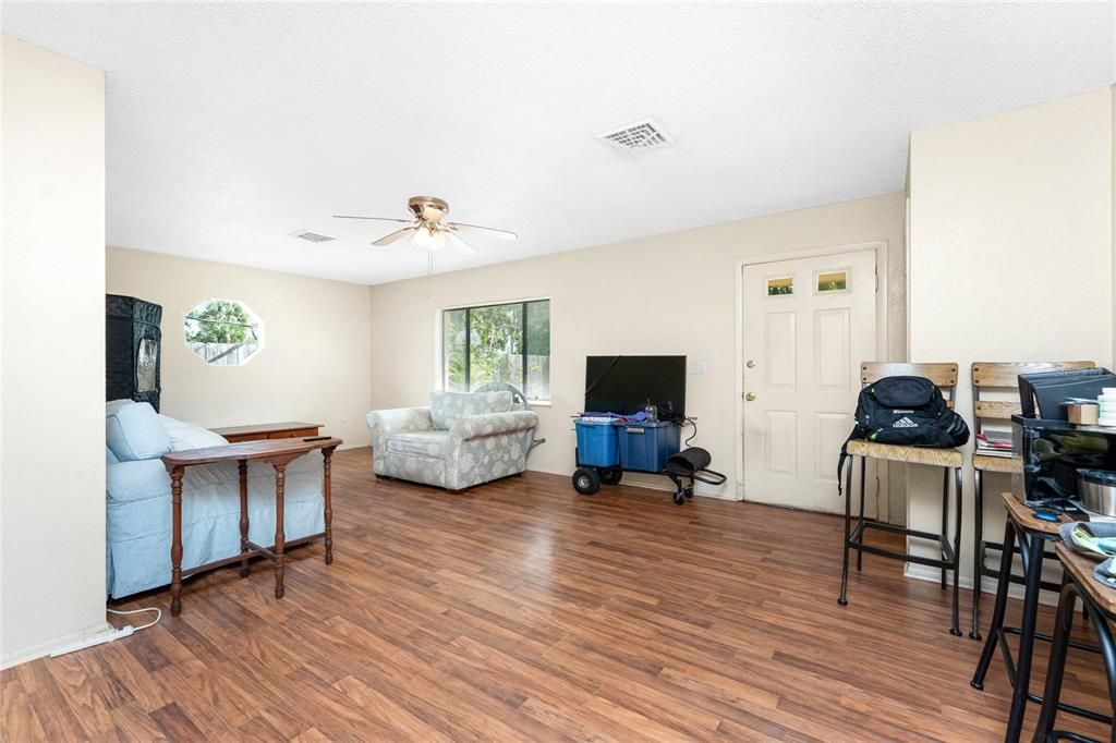 待售: $399,000 (4 贝兹, 0 浴室, 1988 平方英尺)