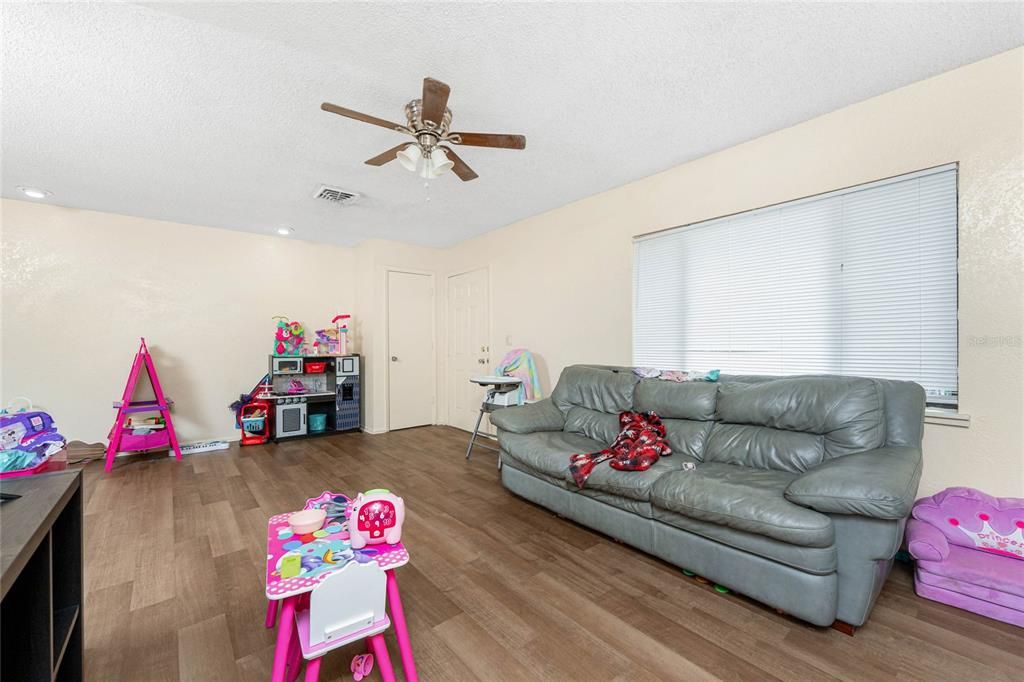 待售: $399,000 (4 贝兹, 0 浴室, 1988 平方英尺)