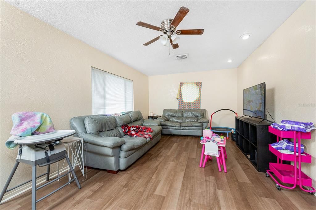 待售: $399,000 (4 贝兹, 0 浴室, 1988 平方英尺)