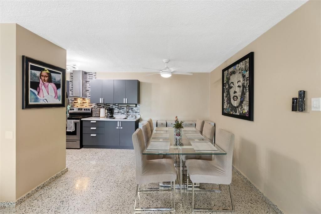 На продажу: $295,000 (3 спален, 2 ванн, 900 Квадратных фут)