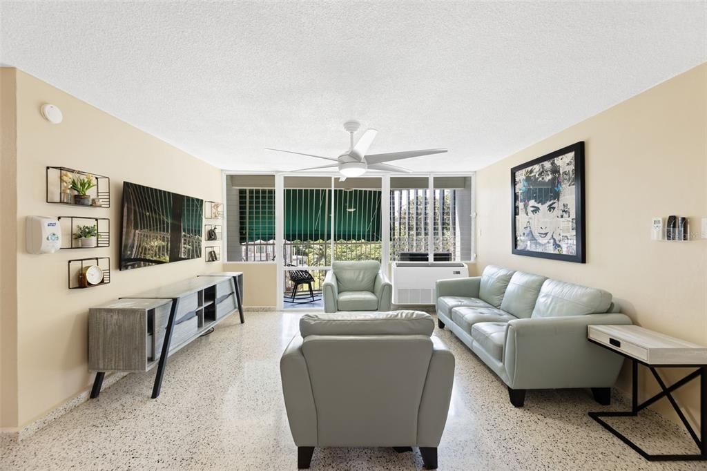 На продажу: $295,000 (3 спален, 2 ванн, 900 Квадратных фут)