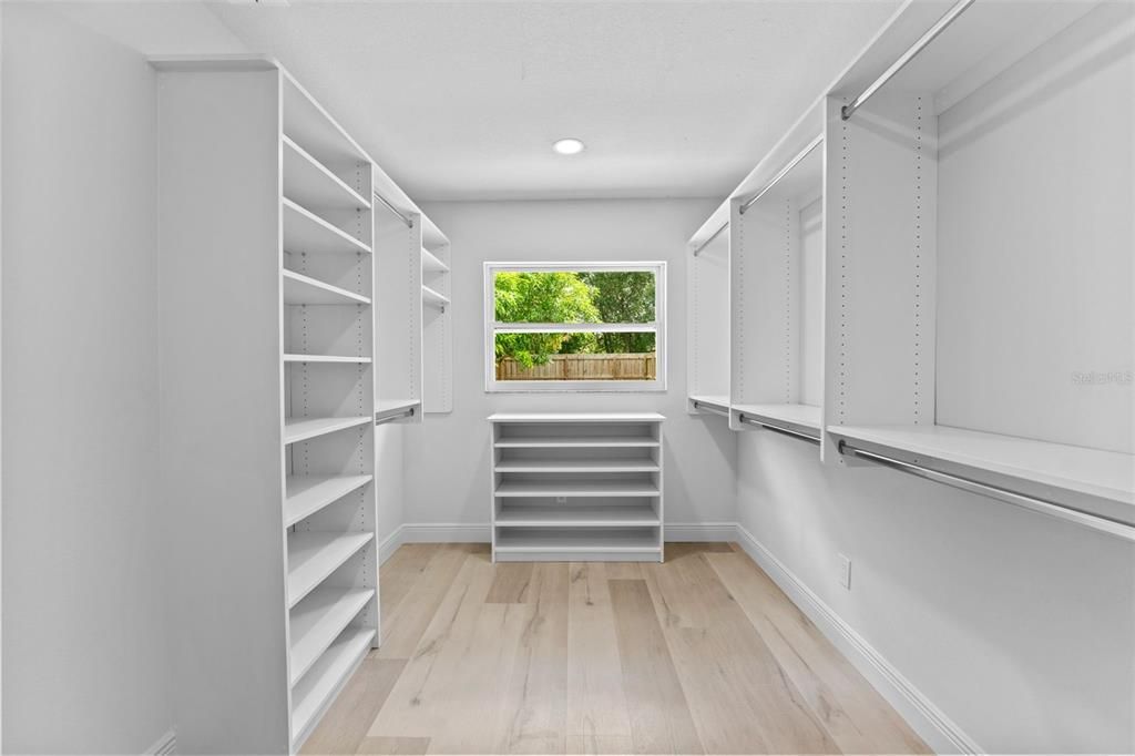 For Sale: $950,000 (3 beds, 3 baths, 2390 Square Feet)