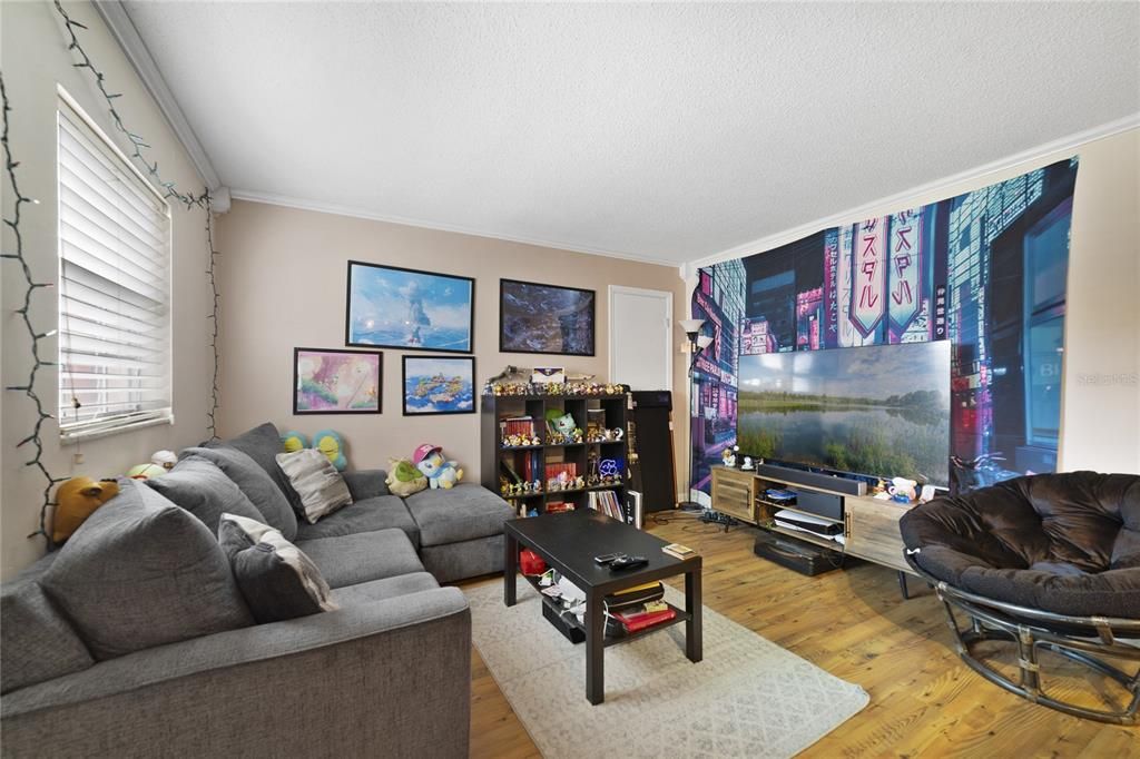 For Sale: $125,000 (1 beds, 1 baths, 537 Square Feet)