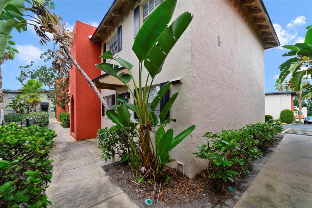 For Sale: $125,000 (1 beds, 1 baths, 537 Square Feet)