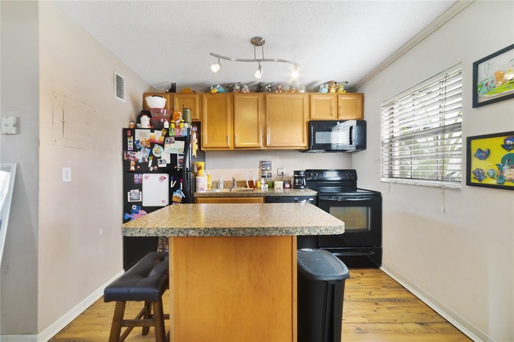 For Sale: $125,000 (1 beds, 1 baths, 537 Square Feet)