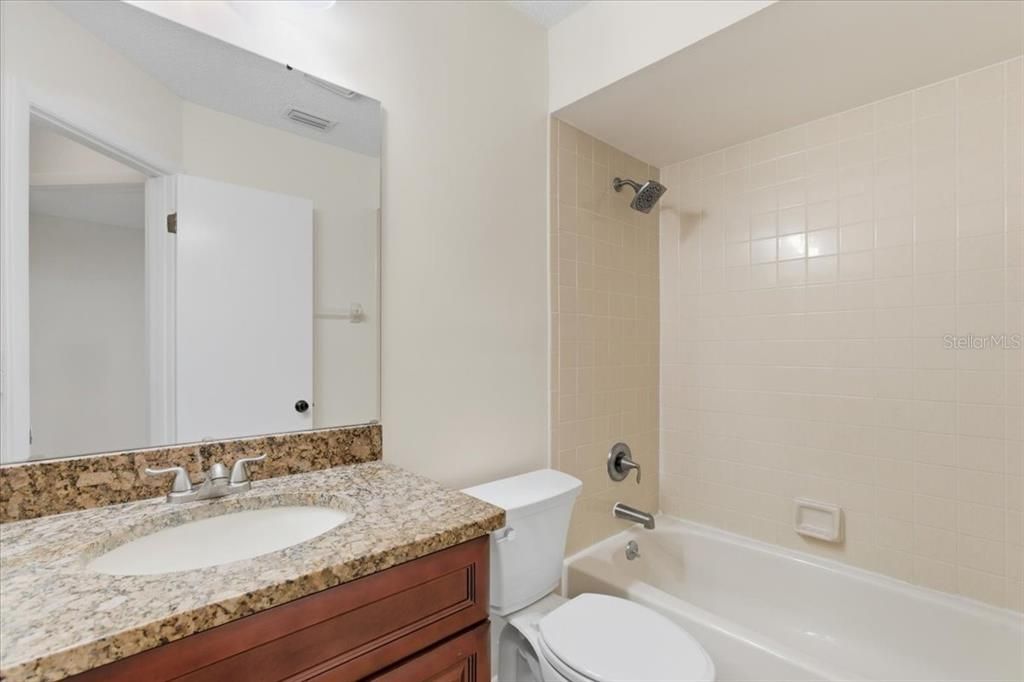 Activo con contrato: $197,000 (2 camas, 2 baños, 1098 Pies cuadrados)