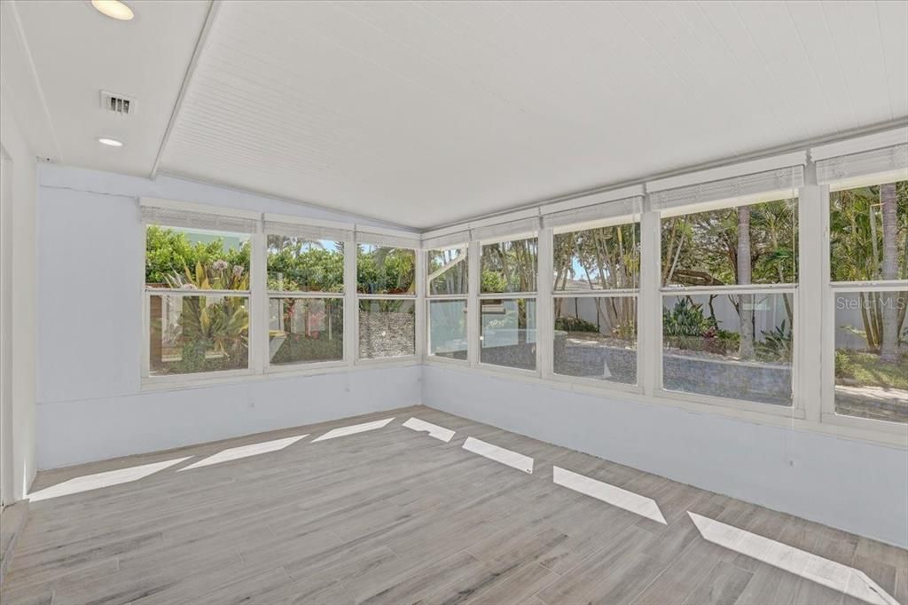 For Sale: $945,000 (3 beds, 2 baths, 1297 Square Feet)