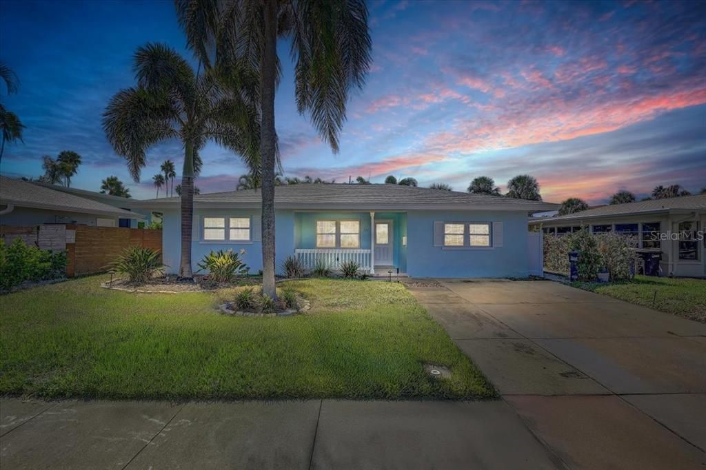 For Sale: $945,000 (3 beds, 2 baths, 1297 Square Feet)