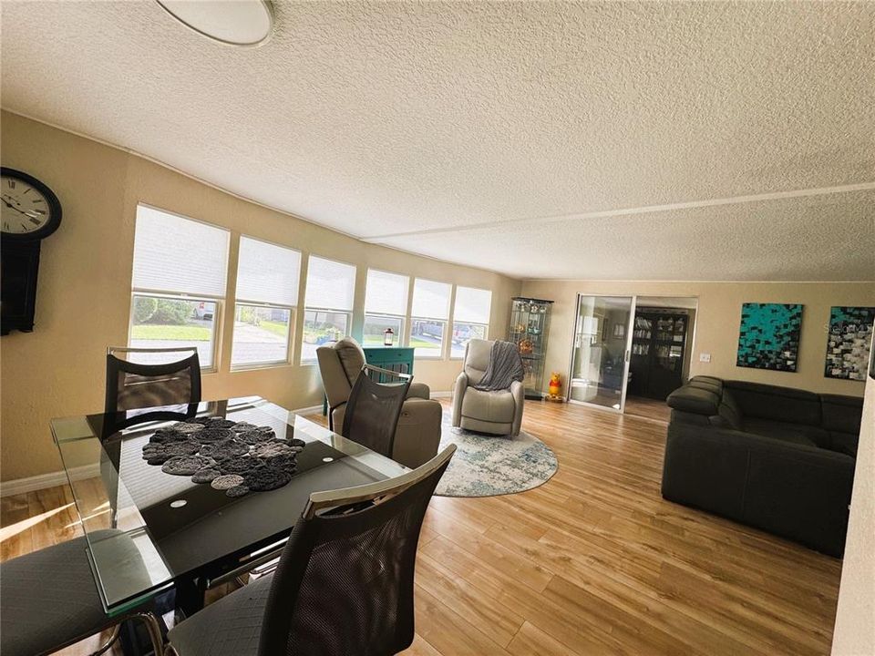 待售: $154,000 (2 贝兹, 2 浴室, 1332 平方英尺)