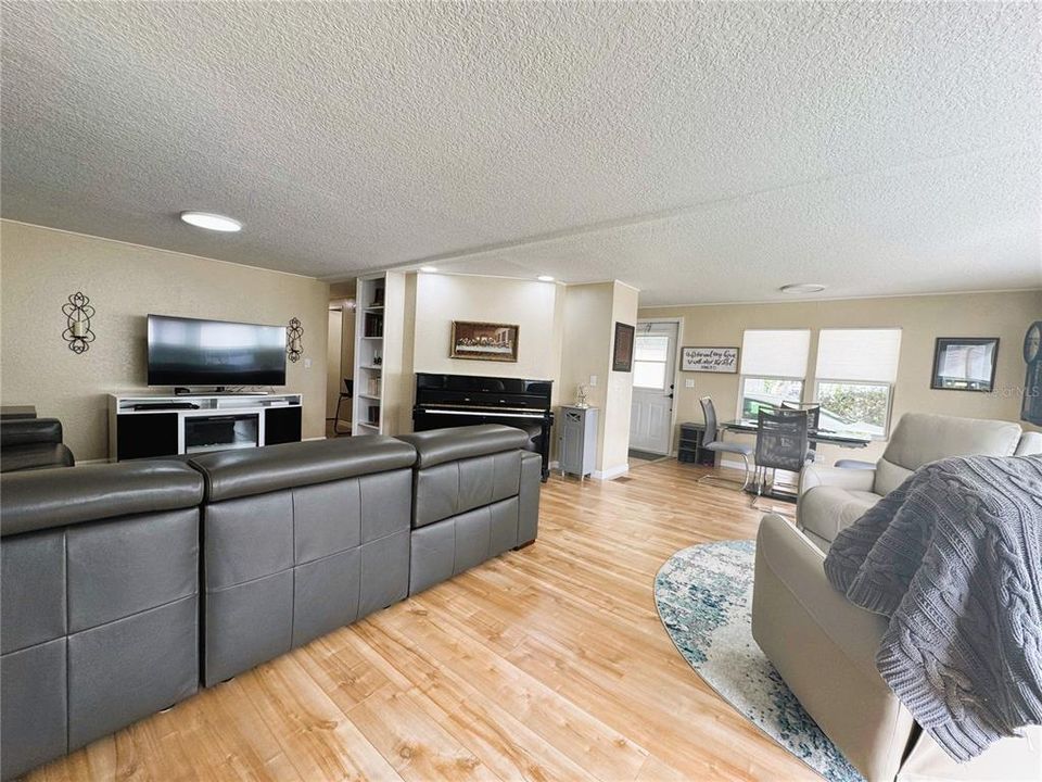 待售: $154,000 (2 贝兹, 2 浴室, 1332 平方英尺)