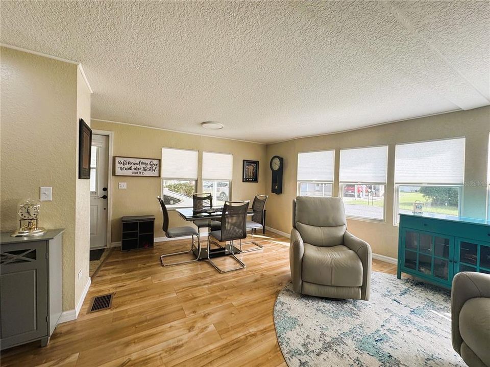 待售: $154,000 (2 贝兹, 2 浴室, 1332 平方英尺)