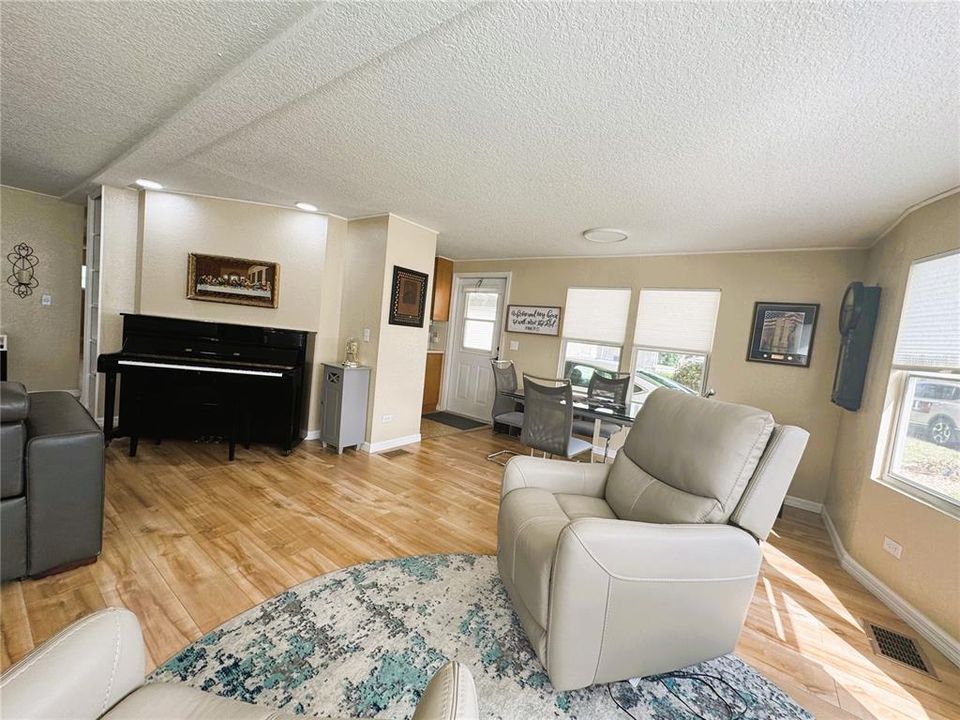 待售: $154,000 (2 贝兹, 2 浴室, 1332 平方英尺)