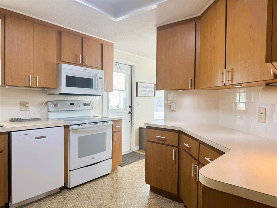 待售: $154,000 (2 贝兹, 2 浴室, 1332 平方英尺)