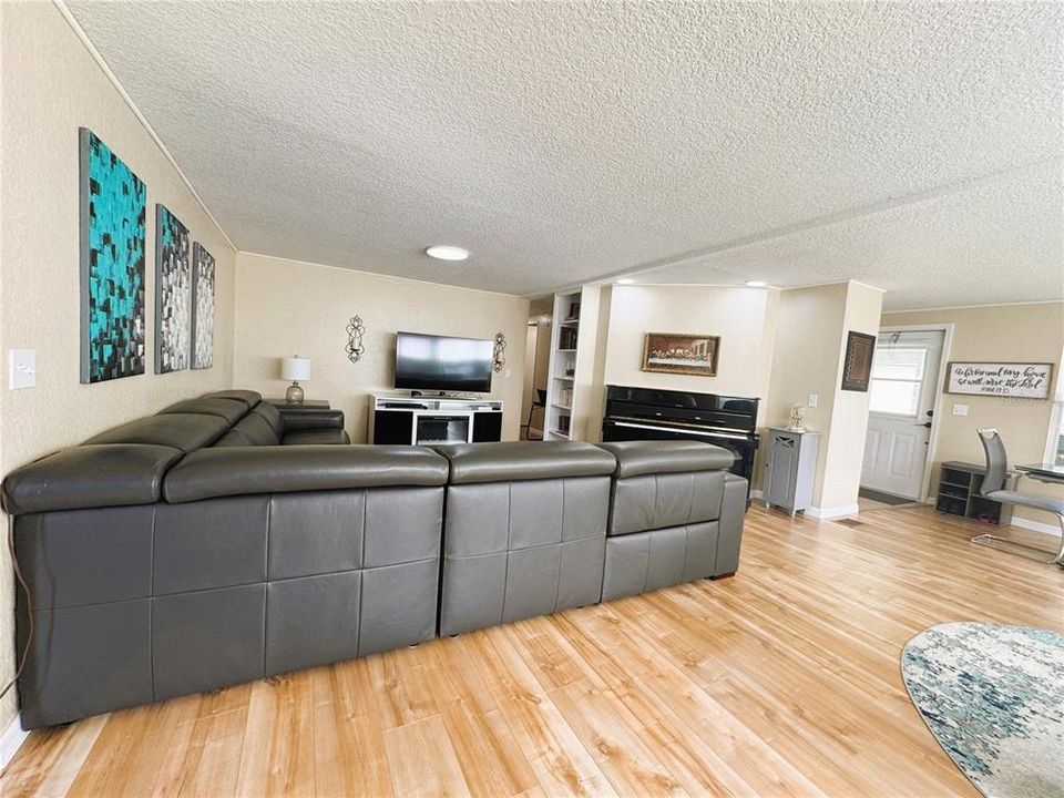 待售: $154,000 (2 贝兹, 2 浴室, 1332 平方英尺)